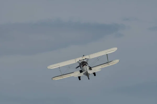 瑞士圣加仑莱茵河谷2023年5月20日 Rbg波音Stearman Model 75双层式螺旋桨飞机在霍赫卡斯特峰顶上的航空展上表演 — 图库照片