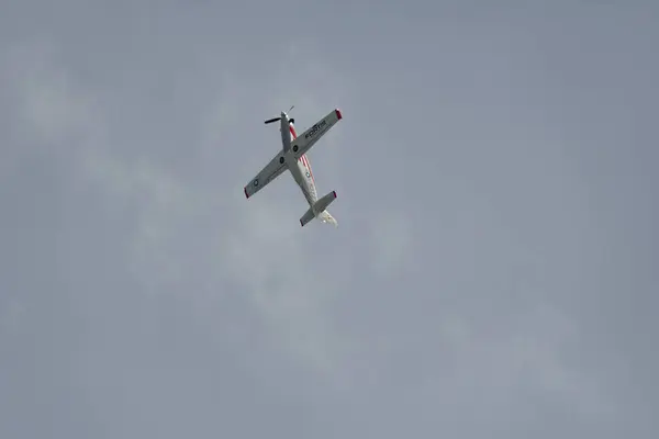 瑞士圣加仑莱茵河谷 2023年5月20日 3Yz业余涡轮传奇式螺旋桨飞机在从霍赫卡斯特峰顶上看飞机表演 — 图库照片