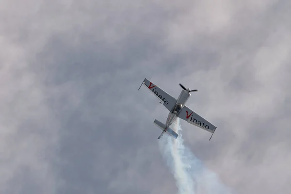 ライン バレー サンガレン スイス 2023年5月20日N 540Tsジブコ エッジ540 Tkプロペラ機は 彼女のカステン山の頂上からの空気ショーの間に実行されている — ストック写真