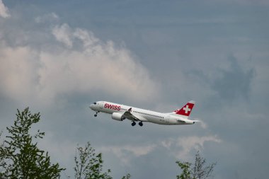 Zürih, İsviçre, 2 Mayıs 2023 HB-JCO İsviçreli uluslararası havayolları Bombardıman uçağı CS-300 veya Airbus A220 uçağı kalkıyor.