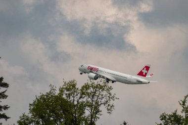 Zürih, İsviçre, 2 Mayıs 2023 HB-JCO İsviçreli uluslararası havayolları Bombardıman uçağı CS-300 veya Airbus A220 uçağı kalkıyor.