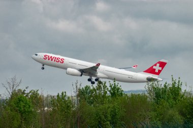 Zürih, İsviçre, 2 Mayıs 2023 HB-JHJ İsviçreli uluslararası havayolları Airbus A330-343 uçağı kalkıyor.