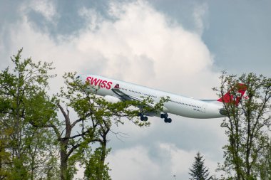 Zürih, İsviçre, 2 Mayıs 2023 HB-JHJ İsviçreli uluslararası havayolları Airbus A330-343 uçağı kalkıyor.