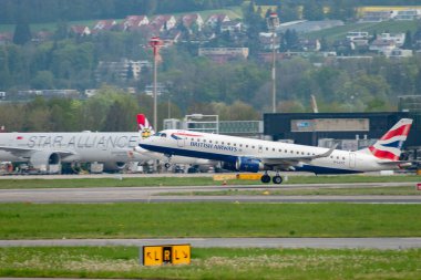 Zürih, İsviçre, 2 Mayıs 2023 G-LCYZ British Airways Embraer E190-SR uçak kalkış pisti 28