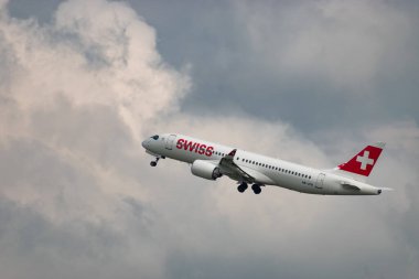 Zürih, İsviçre, 2 Mayıs 2023 HB-JCB İsviçreli uluslararası havayolu Bombardıman uçağı CS-300 veya Airbus A220 uçağı 28 nolu pistten kalkıyor.