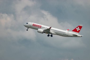 Zürih, İsviçre, 2 Mayıs 2023 HB-JCB İsviçreli uluslararası havayolu Bombardıman uçağı CS-300 veya Airbus A220 uçağı 28 nolu pistten kalkıyor.