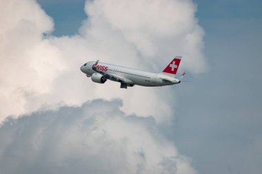 Zürih, İsviçre, 2 Mayıs 2023 HB-JDB İsviçreli uluslararası havayolu Airbus A320-271N Neo uçağı kalkıyor.