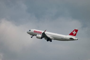 Zürih, İsviçre, 2 Mayıs 2023 HB-JDB İsviçreli uluslararası havayolu Airbus A320-271N Neo uçağı kalkıyor.