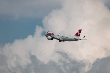 Zürih, İsviçre, 2 Mayıs 2023 HB-JDB İsviçreli uluslararası havayolu Airbus A320-271N Neo uçağı kalkıyor.