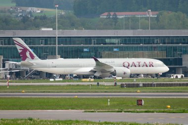 Zürih, İsviçre, 2 Mayıs 2023 A7-AME Katar Havayolları Airbus A350-941 uçağı kalkış konumuna geçiyor.