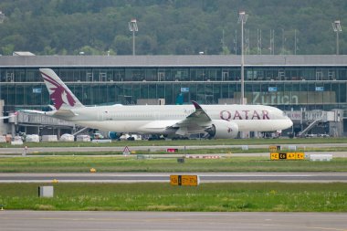 Zürih, İsviçre, 2 Mayıs 2023 A7-AME Katar Havayolları Airbus A350-941 uçağı kalkış konumuna geçiyor.