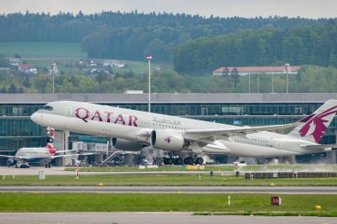 Zürih, İsviçre, 2 Mayıs 2023 A7-AME Katar Havayolları Airbus A350-941 uçak kalkış pisti 28.