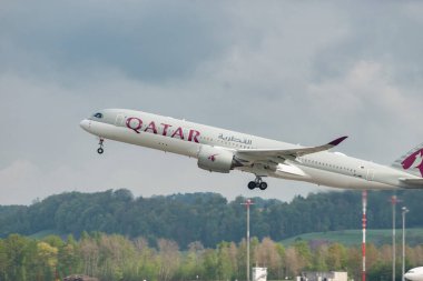 Zürih, İsviçre, 2 Mayıs 2023 A7-AME Katar Havayolları Airbus A350-941 uçak kalkış pisti 28.
