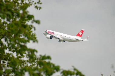 Zürih, İsviçre, 2 Mayıs 2023 HB-JDA İsviçre uluslararası havayolları Airbus A320-271N Neo uçak kalkış pisti 28