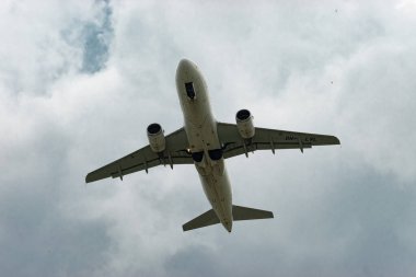 Zürih, İsviçre, 2 Mayıs 2023 OH-LVL Finnair Airbus A319-112 uçak kalkıyor.