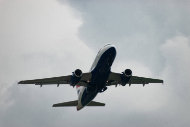 Zürih, İsviçre, 2 Mayıs 2023 G-EUPG British Airways Airbus A319-131 pistten havalanır.