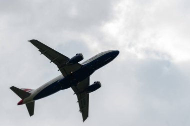 Zürih, İsviçre, 2 Mayıs 2023 G-EUPG British Airways Airbus A319-131 pistten havalanır.