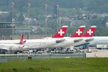 Zürih, İsviçre, 2 Mayıs 2023. Uluslararası havaalanının kapısına farklı uçaklar park ediyor.