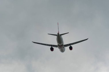 Zürih, İsviçre, 2 Mayıs 2023 OE-LBN Avusturya Havayolları Airbus A320-214 uçak kalkış pisti 28.