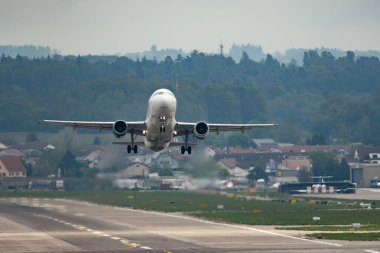 Zürih, İsviçre, 2 Mayıs 2023 EI-DEK Aer Lingus Airbus A320-214 uçağı kalkış pisti 28.