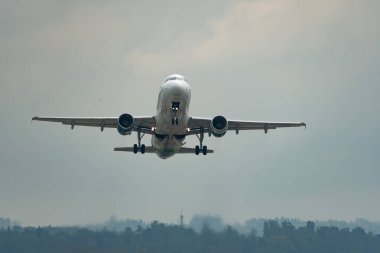 Zürih, İsviçre, 2 Mayıs 2023 EI-DEK Aer Lingus Airbus A320-214 uçağı kalkış pisti 28.