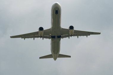 Zürih, İsviçre, 2 Mayıs 2023 TC-JSN Türk Havayolları Airbus A321-231 uçak kalkış pisti 28.