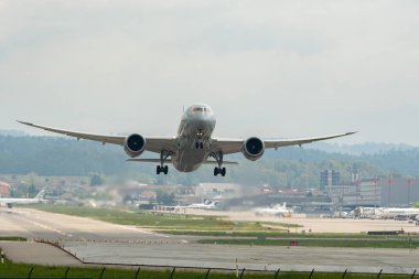 Zürih, İsviçre, 2 Mayıs 2023 N-875BD Amerikan Hava Yolları Boeing 787-8 Dreamliner uçağı kalkıyor.