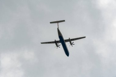 Zürih, İsviçre, 2 Mayıs 2023 9A-CQC Hırvatistan Havayolları Bombardıman uçağı Dash8-Q402 turbo pervane uçağı kalkıyor.