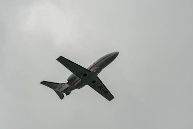Zürih, İsviçre, 2 Mayıs 2023 OE-FOG Cessna 510 Citation Mustang uçağı 28 numaralı pistten kalkıyor.