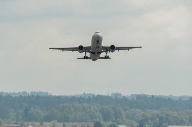 Zürih, İsviçre, 2 Mayıs 2023 EC-ILS İberia Airbus A320-214, 28 numaralı pistten havalanır.