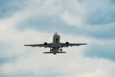 Zürih, İsviçre, 2 Mayıs 2023 EC-ILS İberia Airbus A320-214, 28 numaralı pistten havalanır.