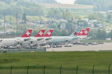 Zürih, İsviçre, 2 Mayıs 2023. Uluslararası havaalanının kapısına farklı uçaklar park ediyor.