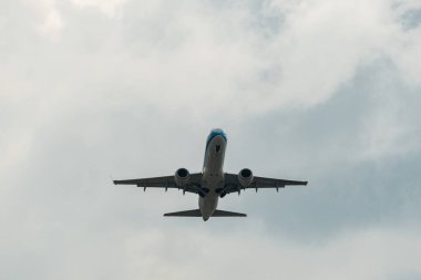 Zürih, İsviçre, 2 Mayıs 2023 PH-EXC KLM Royal Dutch Airlines Embraer E-190 STD uçağı kalkıyor.