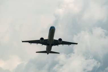 Zürih, İsviçre, 2 Mayıs 2023 PH-EXC KLM Royal Dutch Airlines Embraer E-190 STD uçağı kalkıyor.