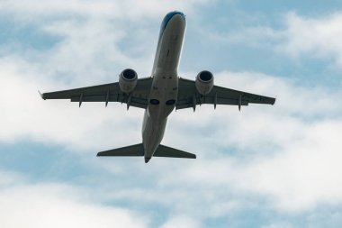 Zürih, İsviçre, 2 Mayıs 2023 PH-EXC KLM Royal Dutch Airlines Embraer E-190 STD uçağı kalkıyor.