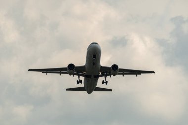 Zürih, İsviçre, 2 Mayıs 2023 HB-IJM İsviçreli uluslararası havayolu Airbus A320-214 uçağı kalkıyor.