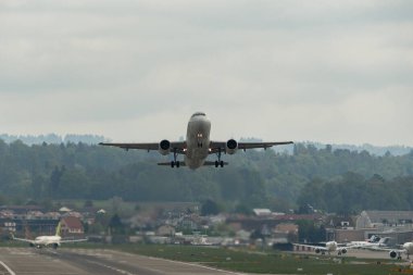 Zürih, İsviçre, 2 Mayıs 2023 HB-IJM İsviçreli uluslararası havayolu Airbus A320-214 uçağı kalkıyor.
