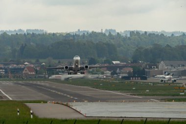 Zürih, İsviçre, 2 Mayıs 2023 HB-JVM Helvetic Airways Embraer E190-LR uçağı kalkıyor.