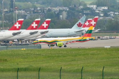 Zürih, İsviçre, 2 Mayıs 2023 YL-CSK Baltık Bombardıman uçağı CS-300 veya Airbus A220 uçağı kalkış konumuna taksiyle geçiyor.