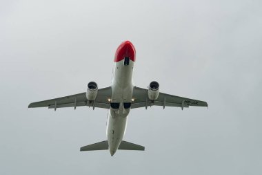 Zürih, İsviçre, 2 Mayıs 2023 HB-JJL Edelweiss Air Airbus A320-214 uçağı kalkıyor.