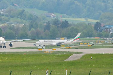 Zürih, İsviçre, 2 Mayıs 2023 LZ-BUR Bulgaristan Hava Embraer E190-AR uçağı konumuna doğru ilerliyor