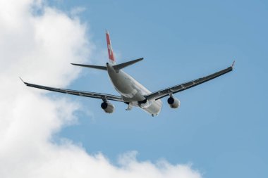 Zürih, İsviçre, 2 Mayıs 2023 HB-JHC İsviçre uluslararası havayolları Airbus A330-343 uçak kalkış pisti 28.