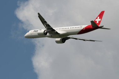 Zürih, İsviçre, 2 Mayıs 2023 HB-AZK Helvetic Havayolları Embraer E195-E2 uçağı kalkış pisti 28