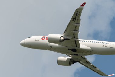 Zürih, İsviçre, 2 Mayıs 2023 HB-JBC İsviçreli uluslararası havayolu Bombardıman uçağı CS-100 veya Airbus A220 uçağı 28 nolu pistten havalanır.