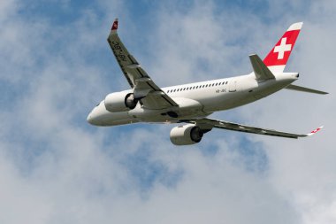 Zürih, İsviçre, 2 Mayıs 2023 HB-JBC İsviçreli uluslararası havayolu Bombardıman uçağı CS-100 veya Airbus A220 uçağı 28 nolu pistten havalanır.