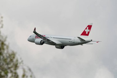 Zürih, İsviçre, 2 Mayıs 2023 HB-JCH İsviçreli uluslararası havayolu Bombardıman uçağı CS-300 veya Airbus A220 uçağı 28 nolu pistten havalanır.