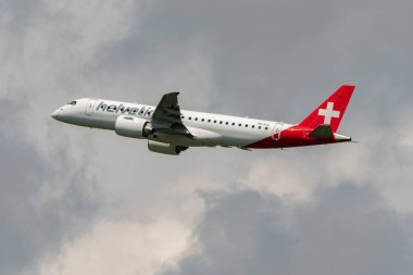 Zürih, İsviçre, 2 Mayıs 2023 HB-AZG Helvetic Havayolları Embraer E190-E2 uçağı kalkış pisti 28