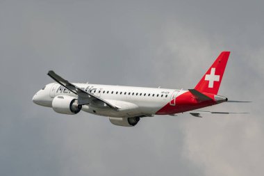 Zürih, İsviçre, 2 Mayıs 2023 HB-AZH Helvetic Havayolları Embraer E190-E2 uçak kalkış pisti 28