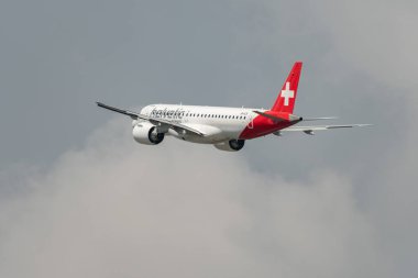 Zürih, İsviçre, 2 Mayıs 2023 HB-AZH Helvetic Havayolları Embraer E190-E2 uçak kalkış pisti 28