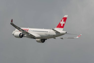 Zürih, İsviçre, 2 Mayıs 2023 HB-JBE İsviçreli uluslararası havayolu Bombardıman uçağı CS-100 veya Airbus A220 uçak pistinden kalkıyor.